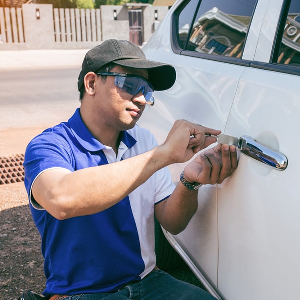 en nuestra cerrajería de autos ofrecemos servicios de reparación de cerraduras para vehículos de todas las marcas